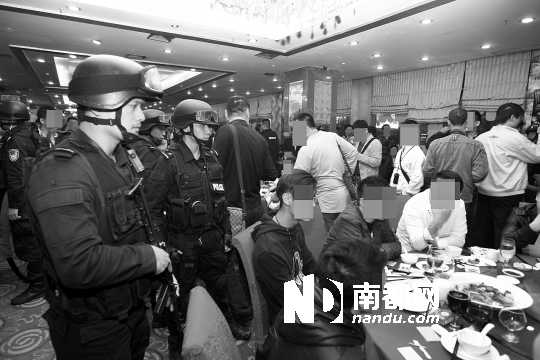 手持微沖、身穿防彈背心的警員進(jìn)入酒樓進(jìn)行調(diào)查。深圳警方供圖