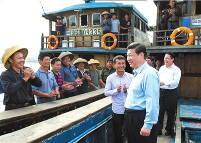 8日下午，習近平在瓊海市潭門漁港一艘漁船上向漁民了解出海捕魚的勞動和生活。新華社發(fā)