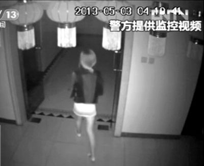 監(jiān)控視頻中，女子獨(dú)自走向墜樓處。 央視視頻截圖