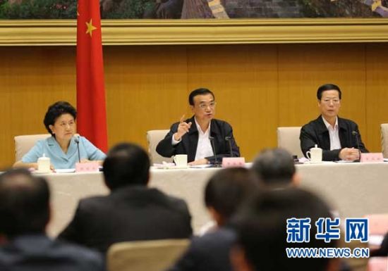 　5月13日，國務(wù)院召開全國電視電話會議，動員部署國務(wù)院機(jī)構(gòu)職能轉(zhuǎn)變工作。中共中央政治局常委、國務(wù)院總理李克強(qiáng)發(fā)表講話。 新華社記者劉衛(wèi)兵 攝