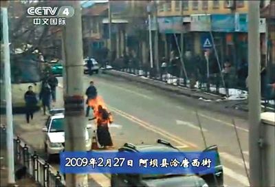 2009年2月27日，一名僧侶在阿壩縣洽唐西街自焚。本版圖片/央視截圖