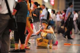 5月26日，武廣高鐵長沙南站，因為高鐵設(shè)備故障，滯留了大量旅客。圖/記者李坤