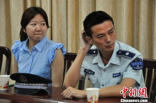 圖為參與“體驗式執(zhí)法”的兩名城管隊員。　張芹　攝