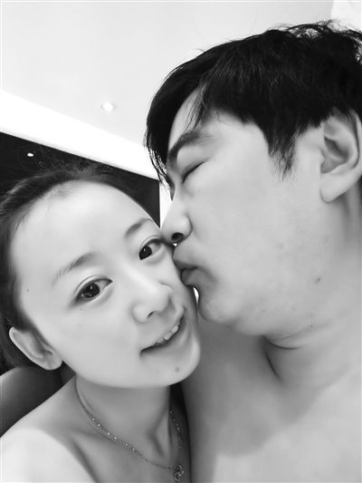 兩人合影。女當事人供圖