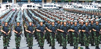 6月29日，新疆武警部隊反恐維穩(wěn)誓師大會在烏魯木齊市人民廣場舉行。據(jù)《新疆日報》