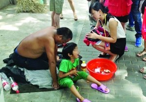 記者找到小女孩時(shí)，男子正帶著她在中央路上乞討 記者 施向輝/攝