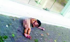 大熱天，小女孩赤身躺在馬路上