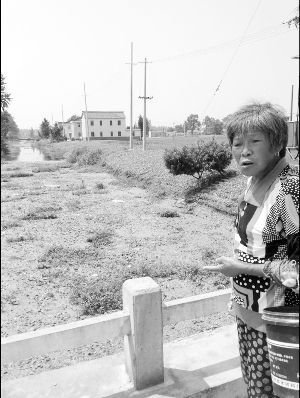 河里長(zhǎng)滿(mǎn)浮萍漂著垃圾，村民有時(shí)不得已用河水應(yīng)急
