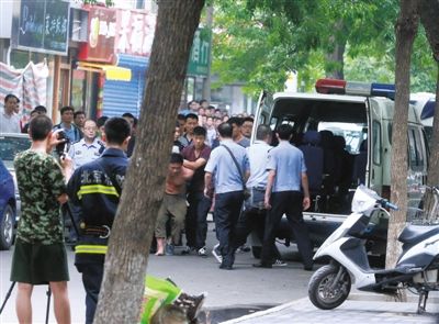 女童安全獲救后，嫌疑人被制服并由民警押出餐館。新華社發(fā)