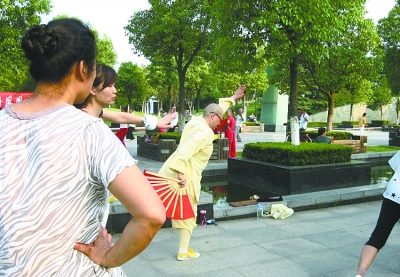 【漢網(wǎng)市民記者“關艾” 圖文報道】近日，我在漢陽一公園內(nèi)，看見幾個削發(fā)尼姑和群眾們在一起跳健身舞。