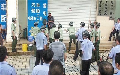 昨日，警方趕到現(xiàn)場制服嫌疑人何某。