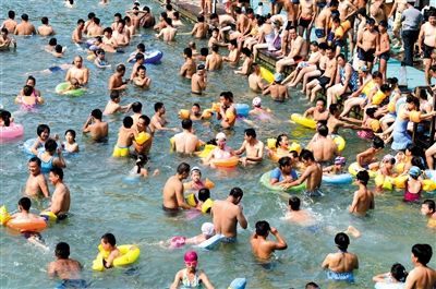 昨日，濟(jì)南市最高氣溫超過37℃，位于市區(qū)黑虎泉畔的泉水浴場免費開放。
