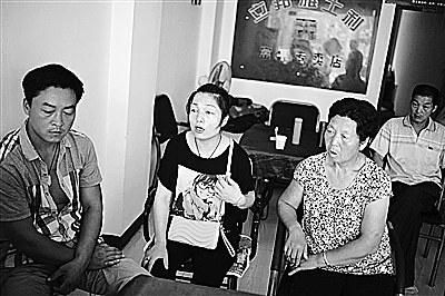6日，祁某（左一）和家人在富平縣城的親戚家等兩個(gè)孩子的消息《新京報(bào)》供圖