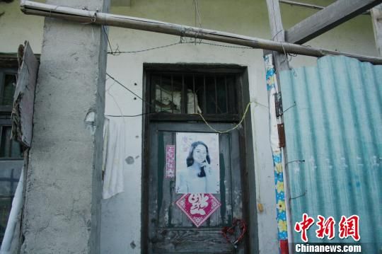 圖為嫌犯租住的民房，當天受害人即攀在門上的窗口對外呼救。 吳佳蔚 攝