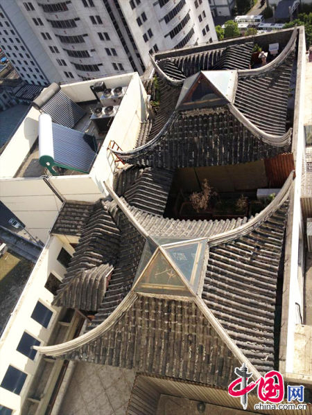 2013年8月14日，江蘇蘇州蘇州市三香大廈高樓18層樓頂東側(cè)陽(yáng)臺(tái)上的“蘇州園林”式別墅，兩座涼亭和兩道回廊，飛檐翹角，一派蘇州園林的氣勢(shì)。中國(guó)網(wǎng)圖片庫(kù)李俊鋒攝影