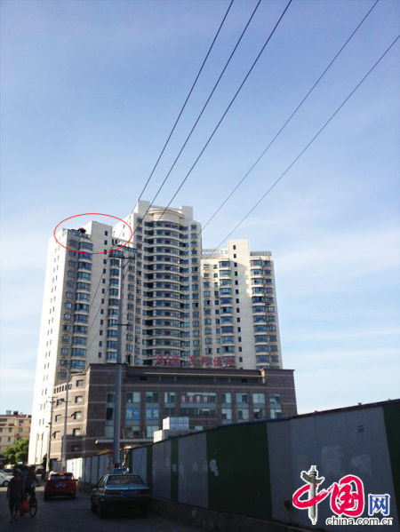2013年8月14日，江蘇蘇州蘇州市三香大廈高樓18層樓頂東側(cè)陽(yáng)臺(tái)上的“蘇州園林”式別墅，兩座涼亭和兩道回廊，飛檐翹角，一派蘇州園林的氣勢(shì)。中國(guó)網(wǎng)圖片庫(kù)李俊鋒攝影