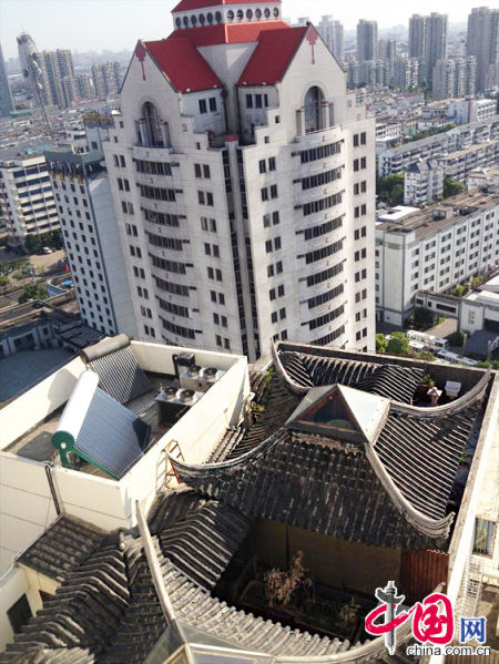 2013年8月14日，江蘇蘇州蘇州市三香大廈高樓18層樓頂東側(cè)陽(yáng)臺(tái)上的“蘇州園林”式別墅，兩座涼亭和兩道回廊，飛檐翹角，一派蘇州園林的氣勢(shì)。中國(guó)網(wǎng)圖片庫(kù)李俊鋒攝影