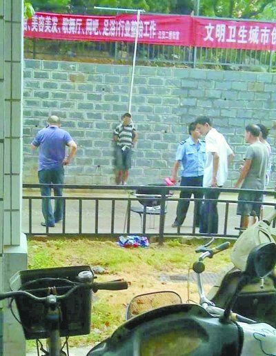 小偷被五花大綁捆在小區(qū)門前的墻壁上示眾。 網(wǎng)友羅先生 攝