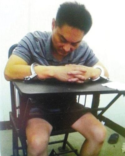 韓磊被控制時(shí)接受警方訊問。本組圖片為視頻截圖