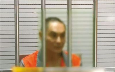 涉嫌窩藏罪的李明在接受訊問。