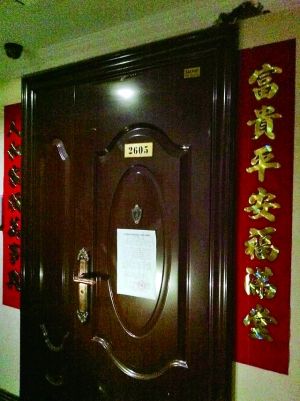 拆除公告昨天仍貼在2605號(hào)大門上。