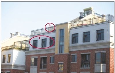 中海城香克林小區(qū),楊智家的樓頂上加蓋了兩層違建。其中北側(cè)露臺建成了一層灰白色的房屋(①)。在該違建頂部的東側(cè),又加蓋了一層面積較小的房屋(②)。新京報記者 韓萌 攝