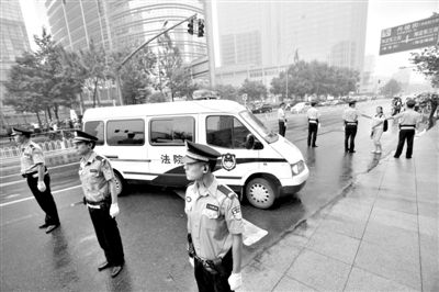 　　昨日早上,押解李某某的車隊(duì)開進(jìn)法院。當(dāng)日,李某某等5人涉嫌強(qiáng)奸案在海淀法院不公開審理。本版攝影/新京報(bào)記者 王貴彬