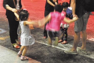 2012年8月1日晚，北京兒童醫(yī)院，三個(gè)來(lái)自廊坊的小女孩在玩耍，她們都被幼兒園老板性侵害。本版攝影/新京報(bào)記者 尹亞飛