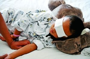 9月2日，小斌斌在病床上休息。山西省眼科醫(yī)院院長賈亞丁介紹，醫(yī)院安排心理專家對(duì)患兒及家屬進(jìn)行心理治療。