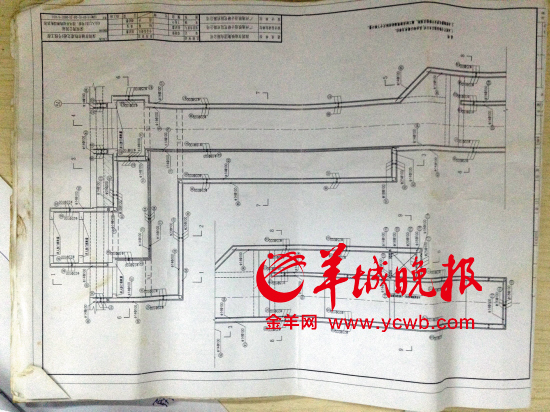 舉報(bào)人洪先生稱，里面標(biāo)注“100”（圖紙默認(rèn)單位為毫米）的地方，均按照13厘米的鋼筋間距施工