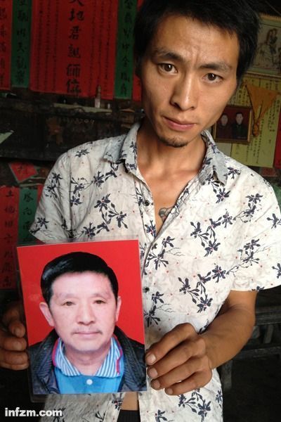 程興貴的兒子程正鵬拿著父親的遺照。程興貴自殺后，政府補(bǔ)償程家6000多塊錢，并終于認(rèn)定了程興貴的代課教齡。 (南方周末記者雷磊/圖)