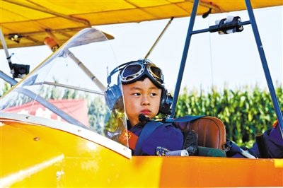 8月31日，5歲半“裸跑弟”從河北固安駕駛飛機飛越北京野生動物園。圖/CFP