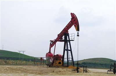 長(zhǎng)慶油田標(biāo)準(zhǔn)化井場(chǎng)，位于定邊縣新安邊鎮(zhèn)店子坪村黃土高原上。
