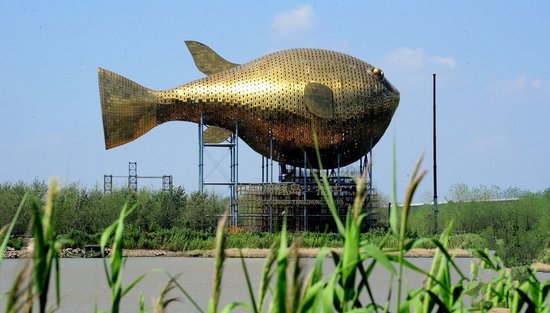 昨天，揚(yáng)中市西沙島，正在施工的河豚塔金光閃閃