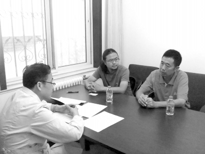 9月13日下午，雷闖(中)與父親在國家衛(wèi)計委遞交建議信，與衛(wèi)計委工作人員交流?！±钻J供圖