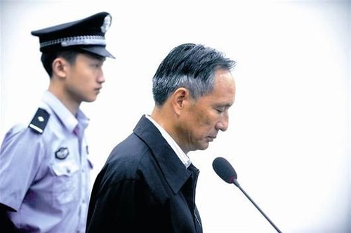 圖為：10日，張曙光在北京市第二中級人民法院接受庭審 新華社發(fā)