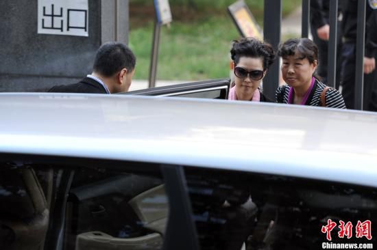 圖為宣判結(jié)束后夢鴿面無表情走出海淀法院，乘車離開。