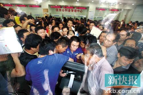 千余名濟(jì)南市民擁擠在排號(hào)機(jī)前搶號(hào)準(zhǔn)備搶提公積金。 CFP供圖(資料圖)