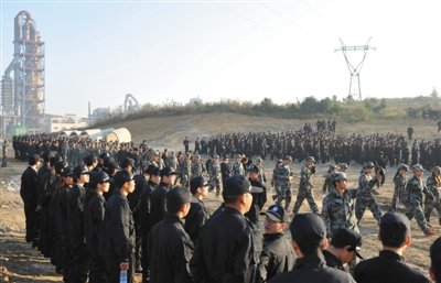 10月12日，貴陽，觀山湖區(qū)控拆違指揮部組織2500余人到金華鎮(zhèn)上鋪村空山壩，對54棟違法建筑進行