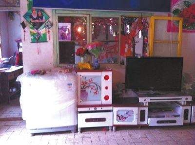 麻永東屋里的家具電器仍是嶄新的。