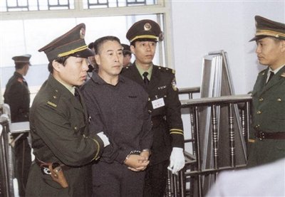 2000年9月30日，河南商丘，胡萬林被法警押上法庭。
