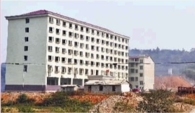  10月23日，長(zhǎng)沙市岳麓區(qū)蓮花鎮(zhèn)云蓋村村委會(huì)的辦公大樓。  實(shí)習(xí)記者 李健 攝