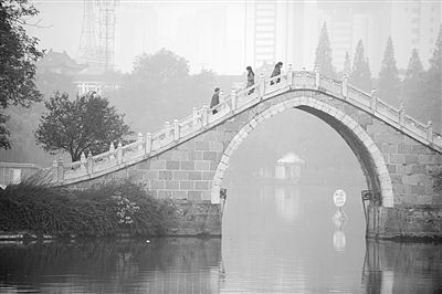 10月28日，市民走在合肥市霧霾籠罩的公園里。新華社發(fā)