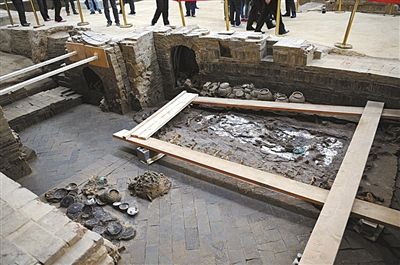 11月16日，二號墓（蕭后墓）墓室及其中出土的女性人骨遺骸和隨葬品。