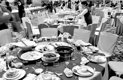 今年1月20日，一國企在廣州一家五星級酒店擺了70桌。臨近年底，在中央“嚴(yán)抓四風(fēng)”背景下，北京國企機(jī)