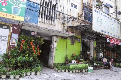今年8月，當(dāng)年于英生妻子被殺案發(fā)生地——蚌埠市南山路一處臨街一樓的三室一廳——目前已經(jīng)成為一個(gè)花店。