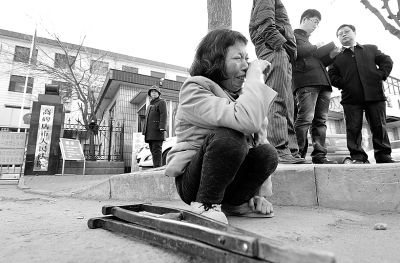 從法院出來以后，家屬和律師正在商量案情，夏鳳各在旁想著想著忍不住哭起來