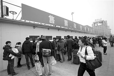 1月6日，北京站搭建完畢的臨時售票處已經(jīng)投入使用。今年春運期間，北京鐵路局共開設售票窗口3421個，同比增加150個。新京報記者