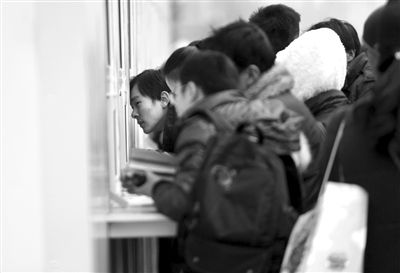 1月6日，旅客在北京站臨時售票處排隊購票。新京報記者