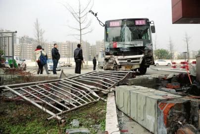 1月6日，成都雙華大道，失控后的公交車撞垮一單位的護(hù)欄。攝影 劉陳平